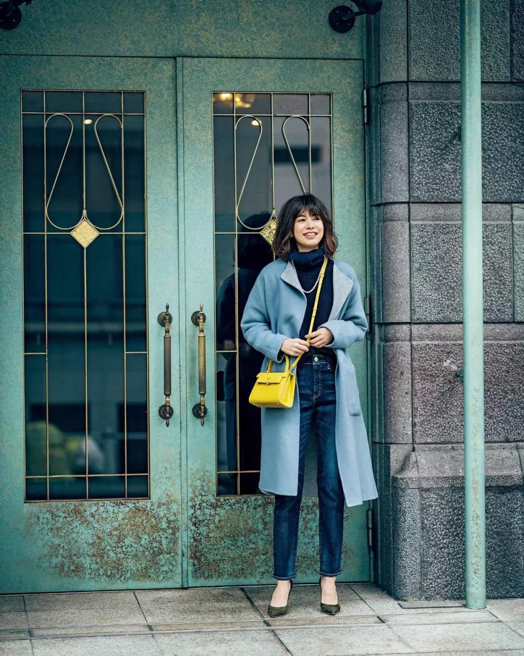 姑娘，你穿彩色大衣真好看！