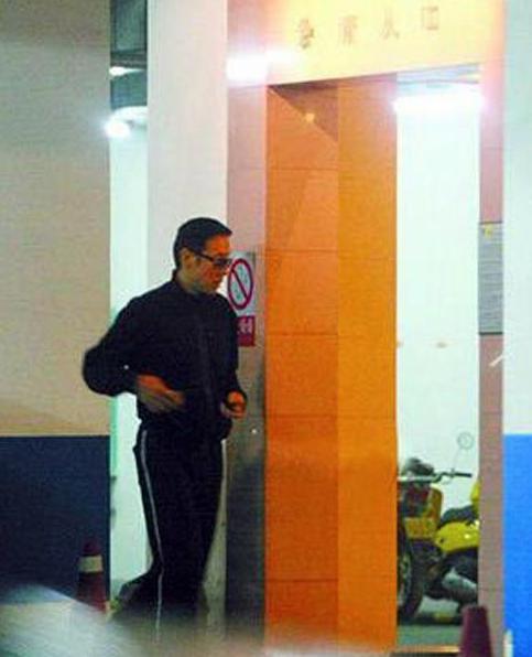 白月光是肖战和谁的,白月光是男主男扮女装的知乎小说