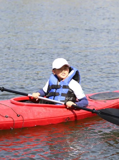 南瓜田冬令营,儿童参加山地自行车越野赛