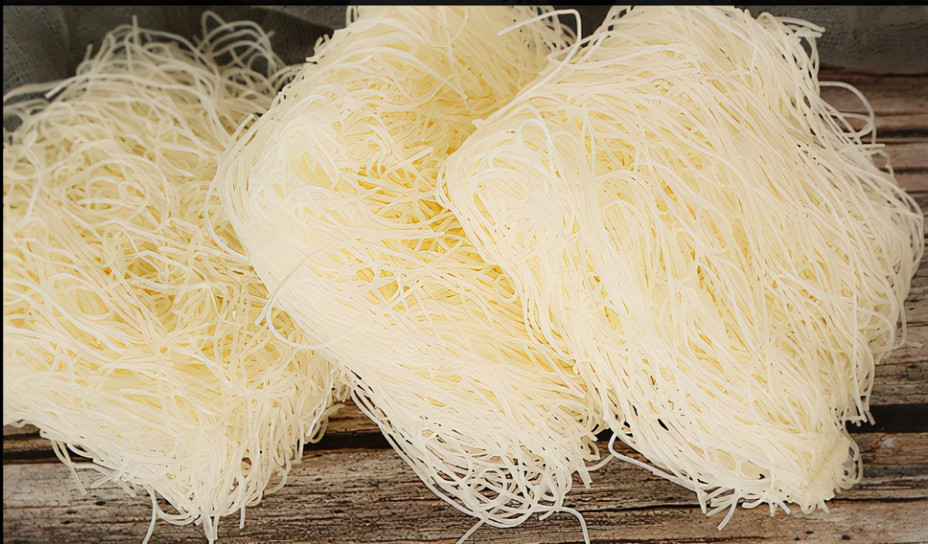 干米粉冷水泡发技巧,湿米粉怎么炒好吃不碎不粘锅