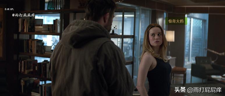 雷神拿暴风战斧和惊奇队长,惊奇队长和暴风战斧