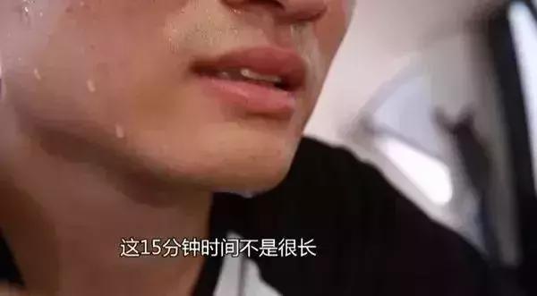 4岁男童被忘在校车里4小时后死亡,4岁男孩被遗忘车内死亡