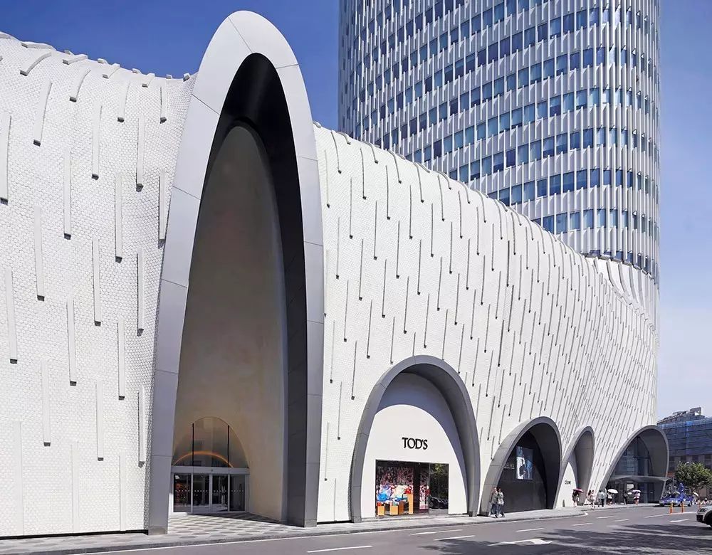 他是LV*用御**设计师，打造了五座LV旗舰店，用的竟是……