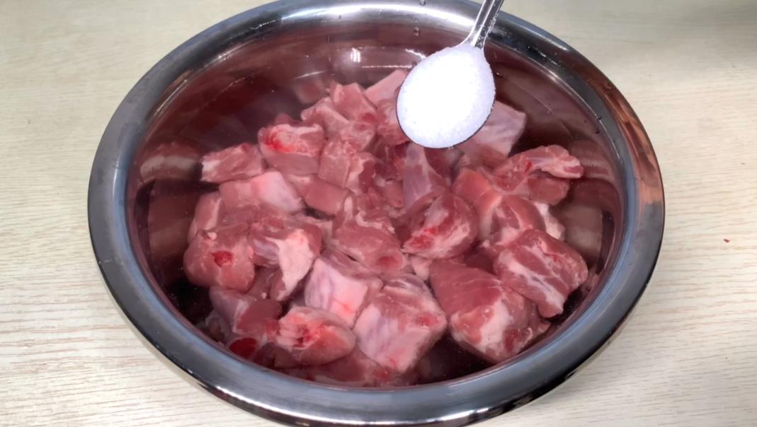 炖排骨时有人先焯水有人直接炖,炖排骨不用焯水的方法