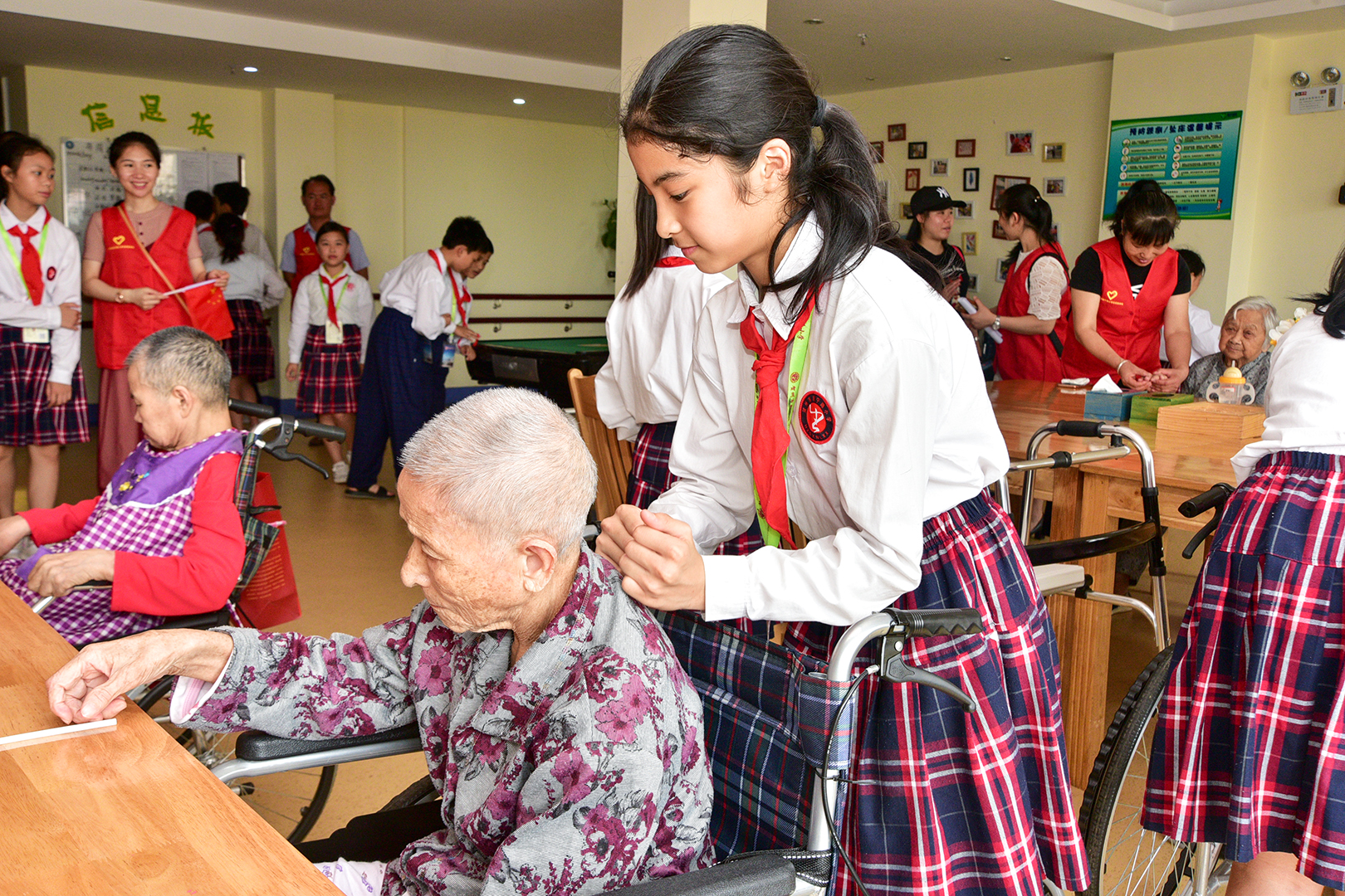 小学敬老孝贤月活动总结,尊老敬老教育活动报道