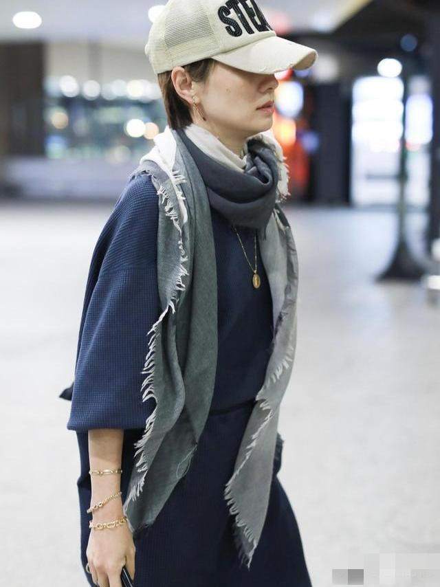 马伊琍穿小白鞋的照片,马伊琍白帽子