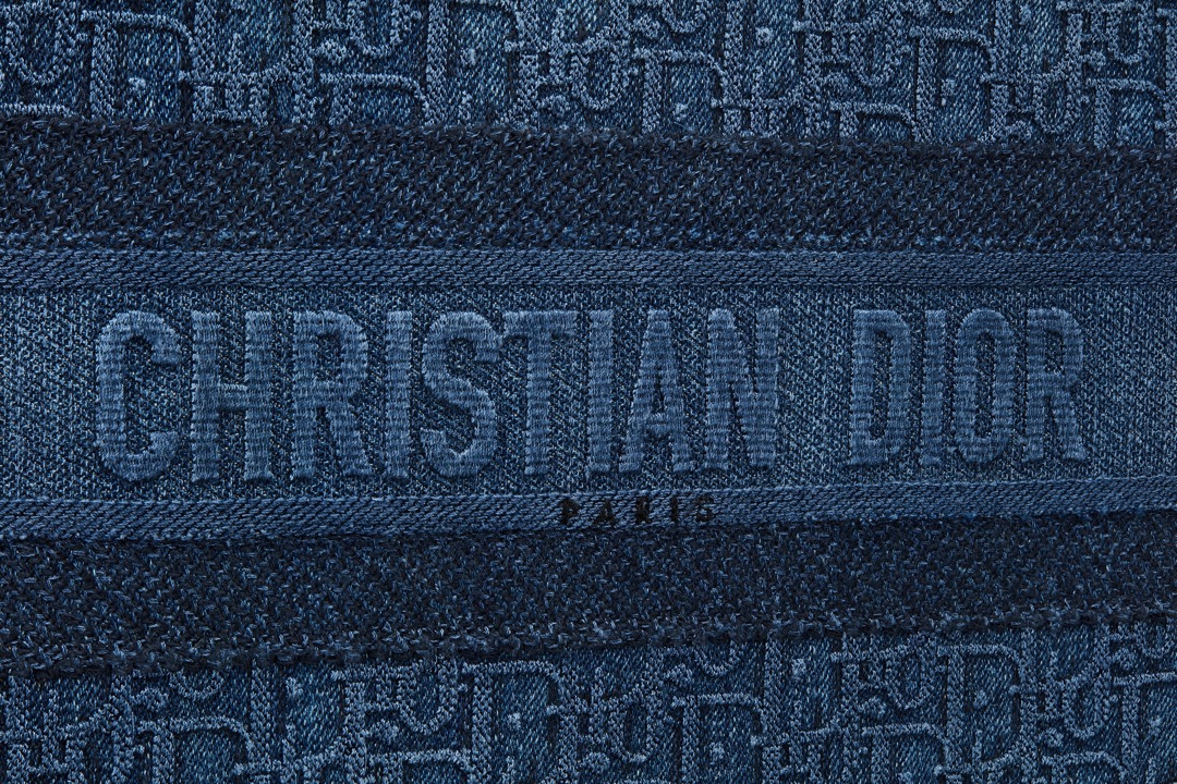 Dior发布迷你BookTote手袋:超迷你尺寸托特包