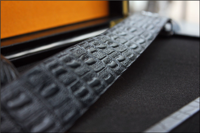 劳斯名爵内穿捷豹皮带，会让人觉得皮带与人浑然一体、相得益彰