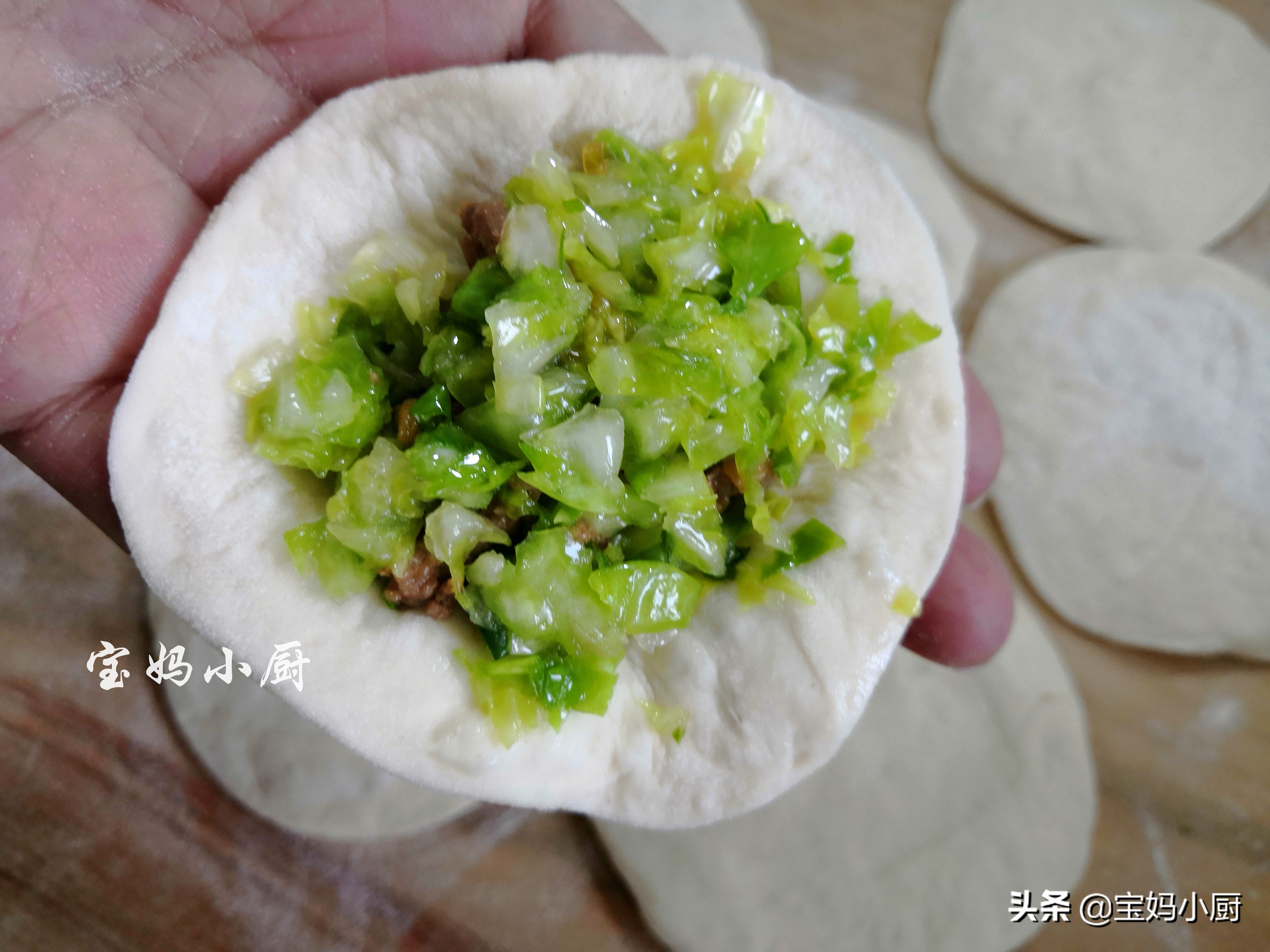 水煎包做早餐，脆底暄皮馅更香，快手上桌有窍门，照着做你也行