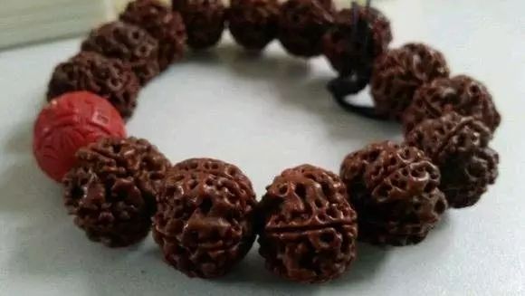 金刚菩提黑红色怎么回事,钢丝刷把金刚菩提刷黑了