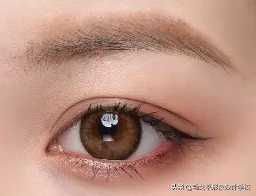 眼线一画上就晕染,眼线一笔画完视频