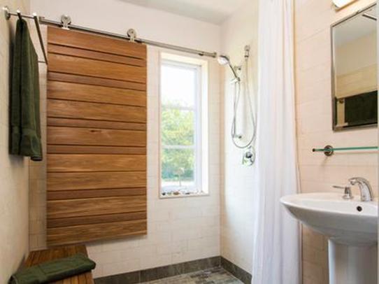 卫生间漏水长出黄色的霉菌,卫生间漏水有白蚁