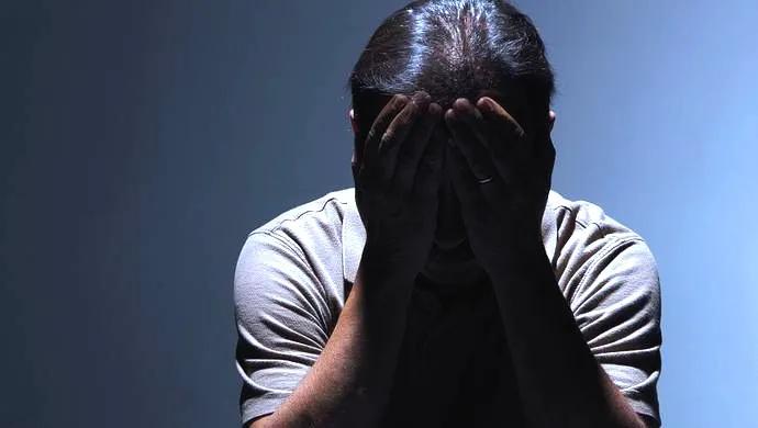 身上长了白癜风怎么办,身上长白癜风是怎么引起的