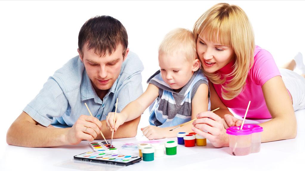 怎样看待小学校园门口家长为孩子背书包的现象?