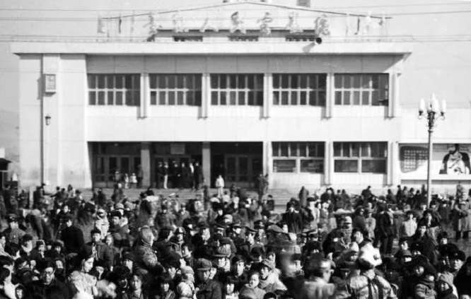 1951年，兰州电影院一检票员因与观众吵架而暴露身份，被判处决