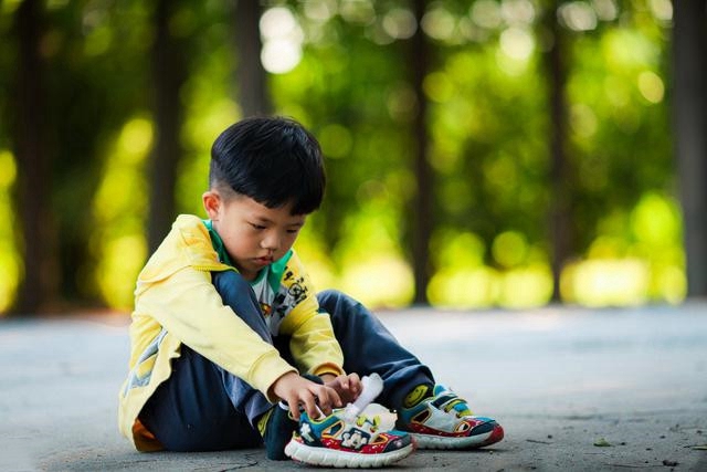 如何引导孩子主动穿鞋,孩子不愿意穿鞋教育视频