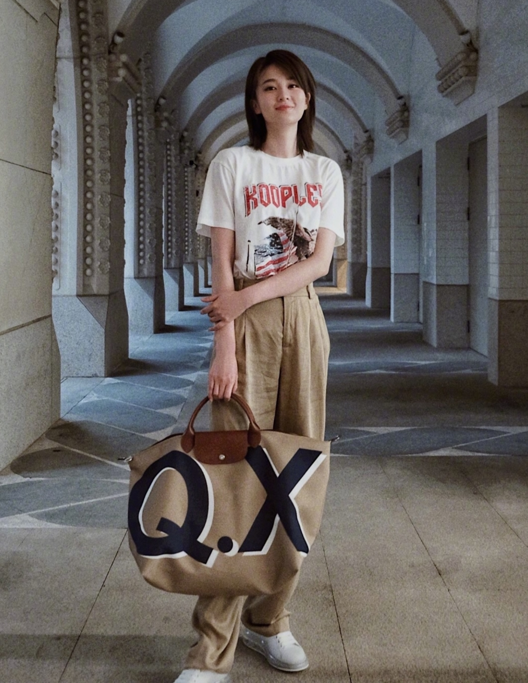 白裤子阔腿裤搭什么上衣好看夏季,穿阔腿裤穿什么牛仔裤好看