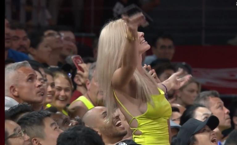 巴西啦啦队舞蹈燃爆全场,巴西闪电登场