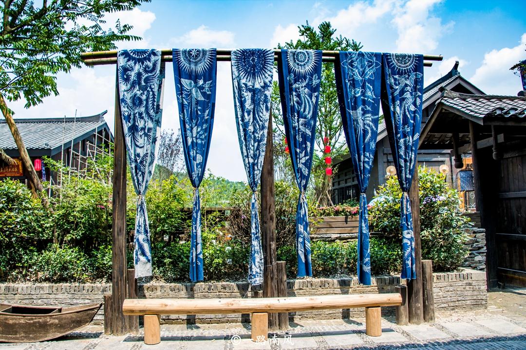 贵州有个万达小镇，投资13亿却坚持免费，游客“太人性化了”