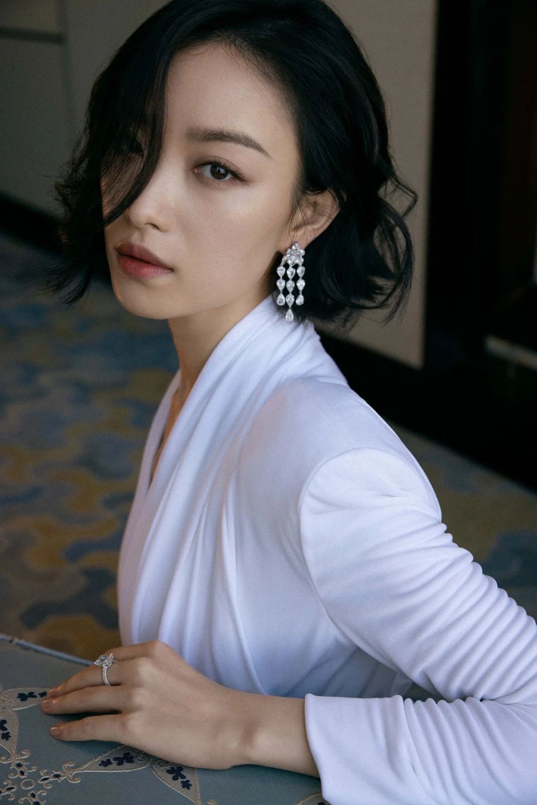 脸大剪短发显老怎么补救,自己剪倪妮短发发型教程