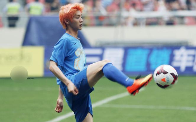 鹿晗跟球星一起踢球,鹿晗邓超踢球微博互动