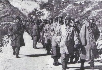 圣诞晚会上，碧潼战俘营的“联合国军”战俘们高呼：志愿军万岁