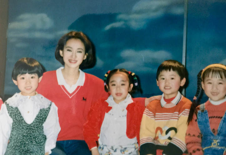 高龄生子、嫁神秘富商、退休成网红，“童年回忆”们变样了吗？