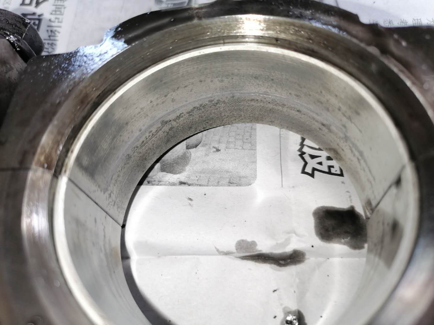 发动机冒白烟蓝烟烧机油,尾气大量冒蓝烟要不要大修发动机