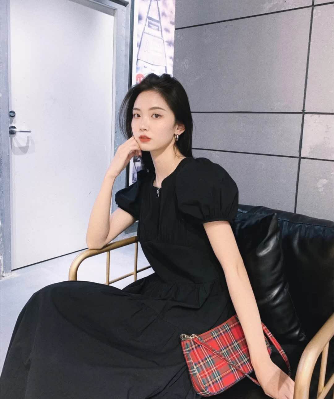 黑色裙子搭什么颜色的腰带,黑色裙子穿什么颜色裤袜好看