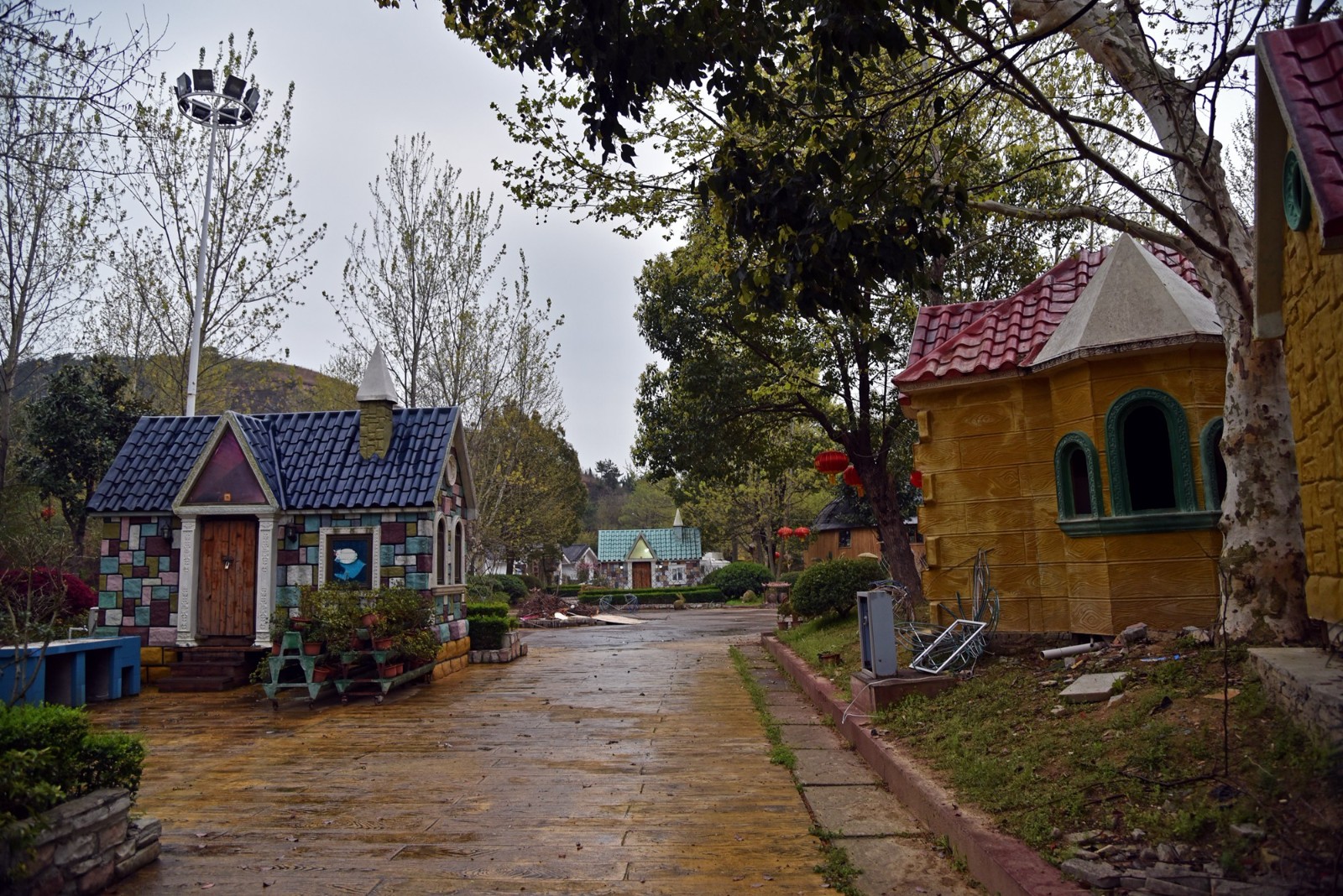房车雨中露营峨眉山金顶,夜半听细雨