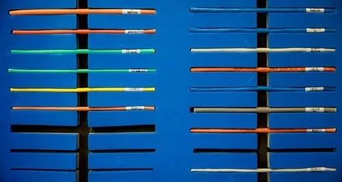 弱电网线走顶还是走地,弱电工程网线预留长度