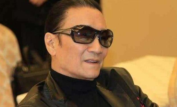 84岁谢贤穿皮衣状态好,80岁的谢贤依然帅气迷人