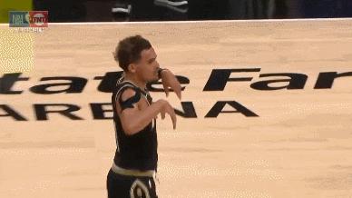 争议+胆大！老鹰巨星又对裁判做“睁眼”手势，毫无悬念领到技犯