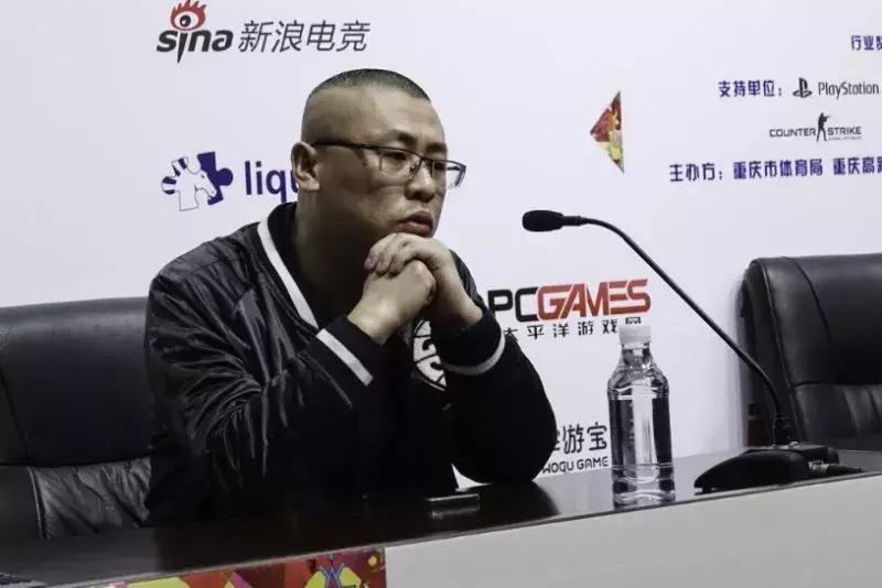 在电脑踢足球的中年男人成为全国冠军,世界赛上却惨败而归