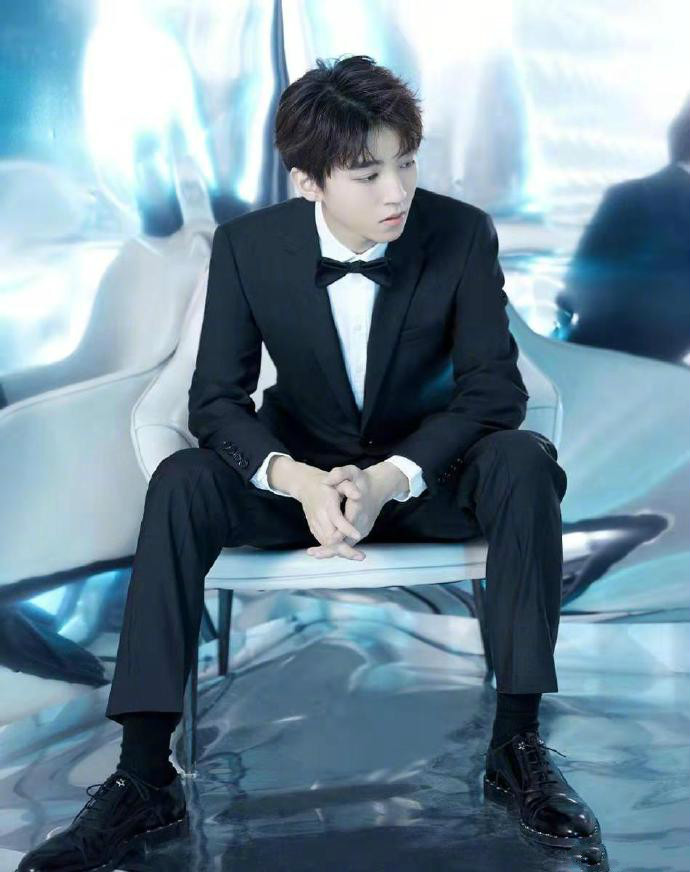 王俊凯拉链破洞裤,王俊凯外套秋冬穿搭