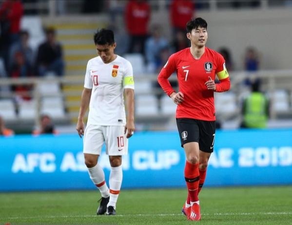 国足0:3韩国裁判被判点球,中韩男足0比3争议黄牌