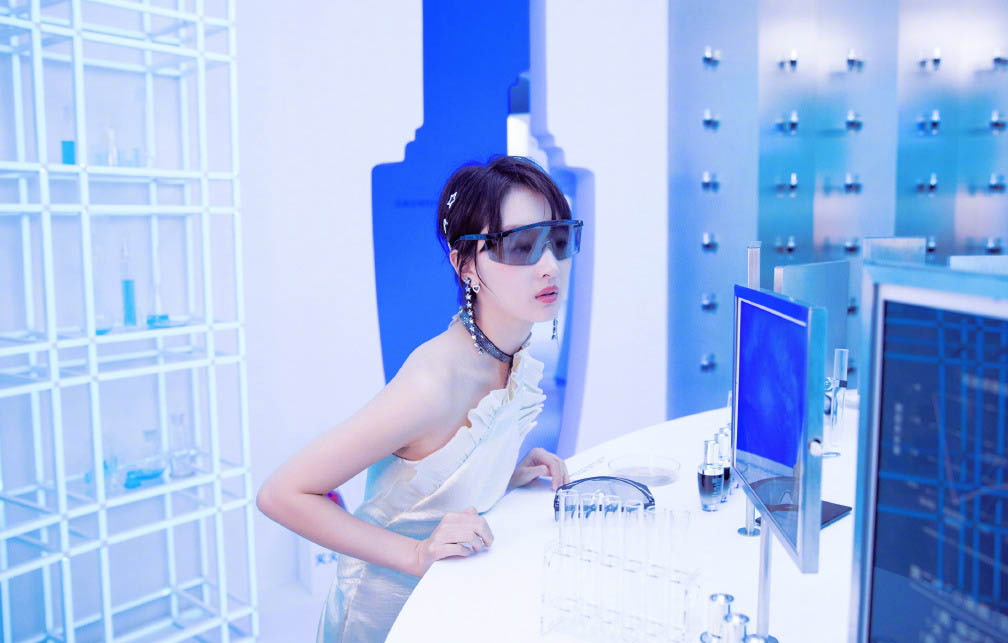 周冬雨又拿影后!曾因身高矮被嘲时尚黑洞,如今成小个子穿搭模板