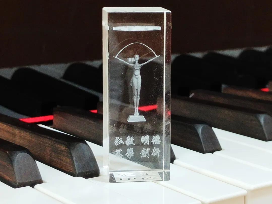 火了！陕西最豪华毕业礼物：水晶、合金珐琅独一无二定制，还刻有每个人名字！