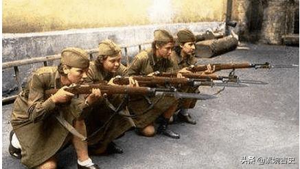 穿裙子的苏联女兵,二战中苏联女兵为何穿裙子