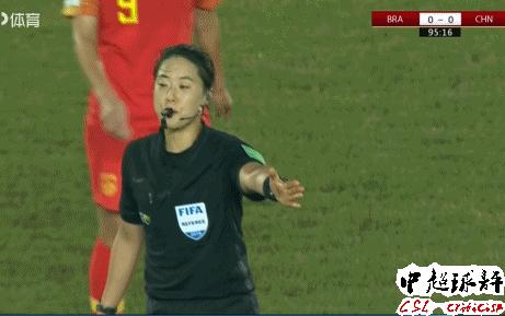 韩国女裁判足球,足协杯和孙雯一起颁奖的女的是谁