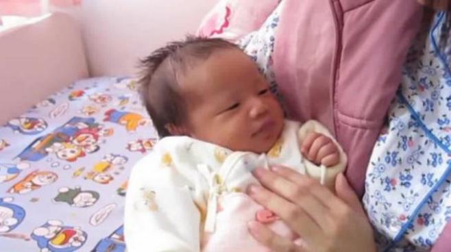 宝宝拍嗝时呛奶了,宝宝拍嗝后还吐奶