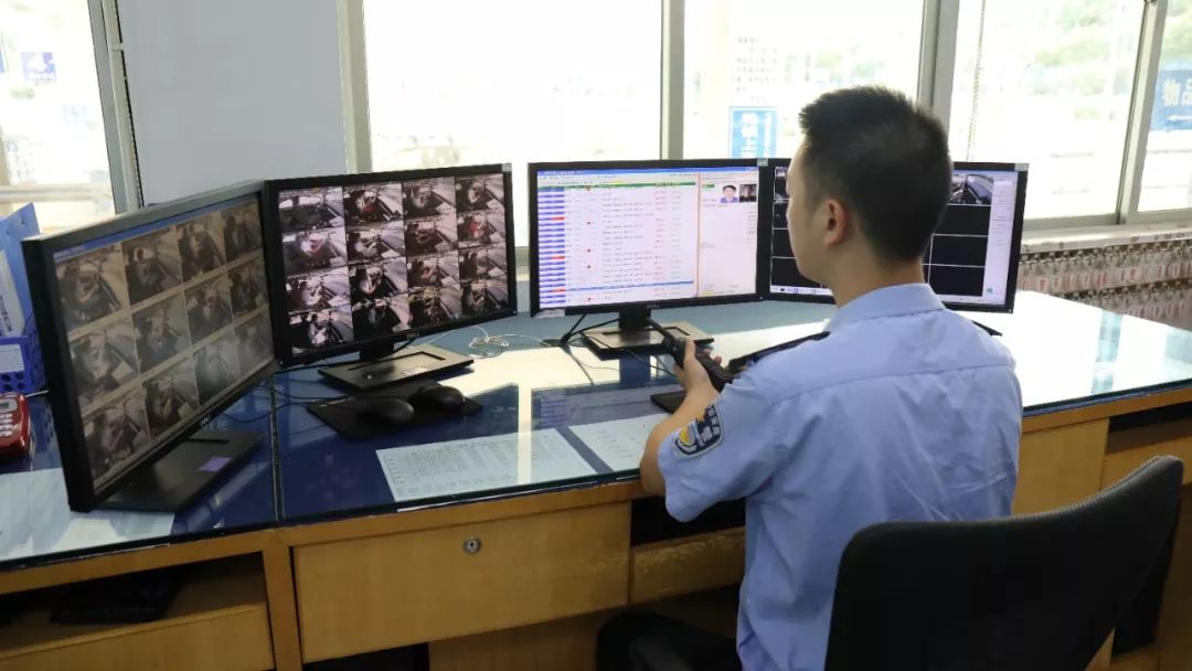 女学员挂科崩溃大哭,女学员挂科崩溃