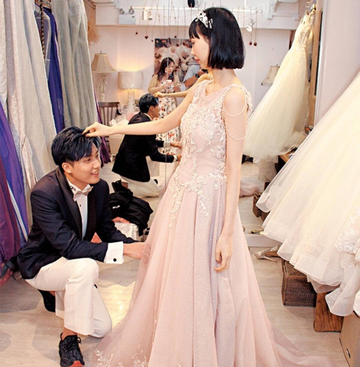 30岁香港女歌手抗癌八年微笑面对人生闺蜜帮助她圆了梦幻婚纱梦