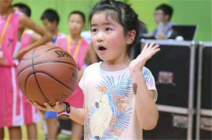 姚明女儿11岁身高超过1米7,姚明的女儿打篮球有多厉害