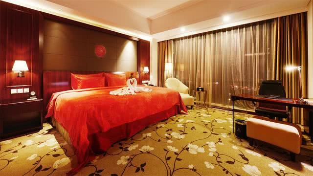 空姐在下了飞机之后，为什么都入住高档酒店？他们收入如此高吗？