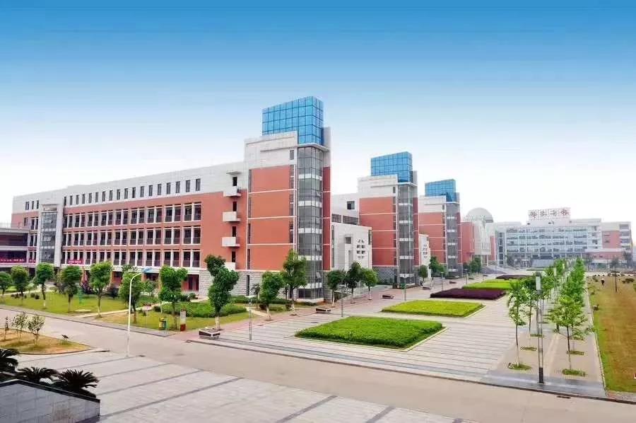 南昌二中红谷滩校区出过状元吗,南昌二中17年高考状元