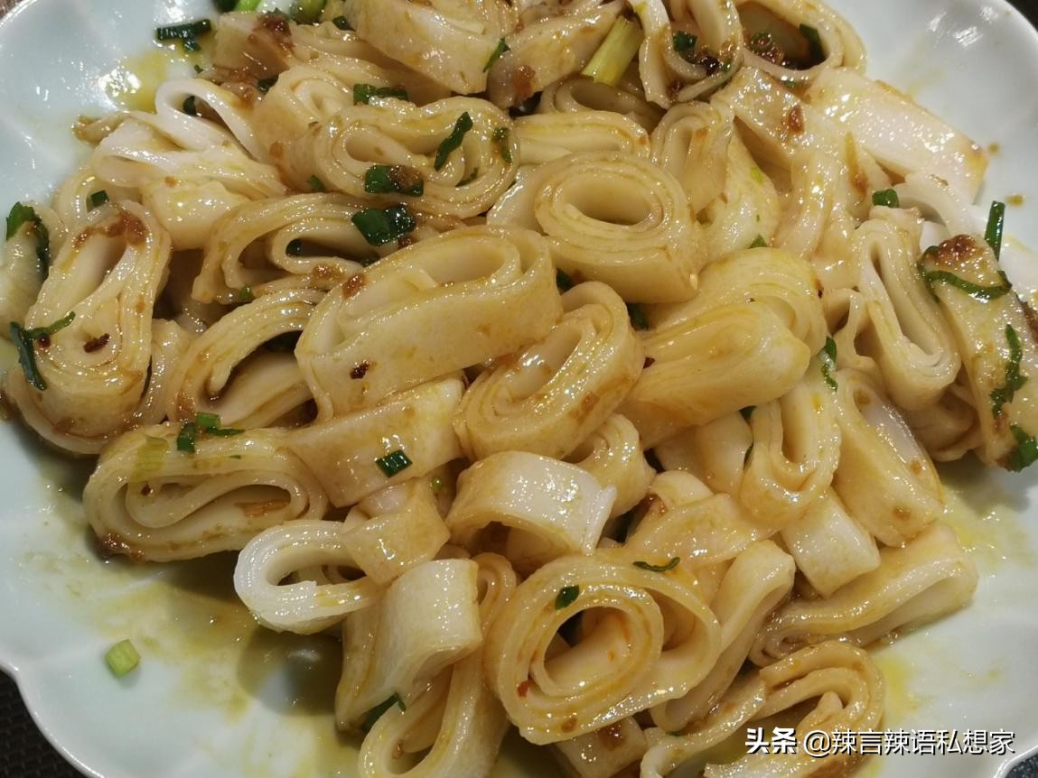 家常拌凉皮做法非常简单好吃,家庭拌凉皮做法