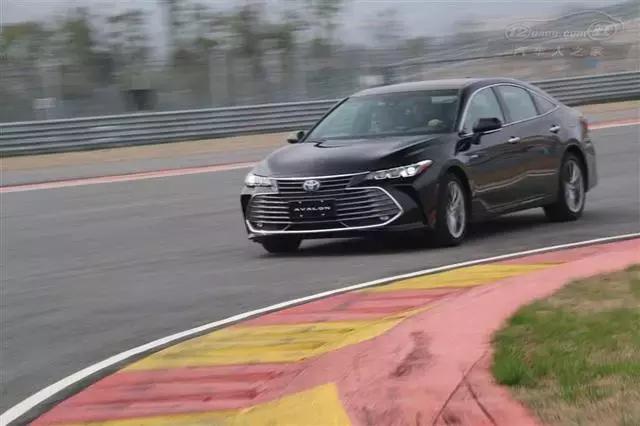 试驾丰田亚洲龙混动旗舰版,丰田亚洲龙对比雷克萨斯es试驾