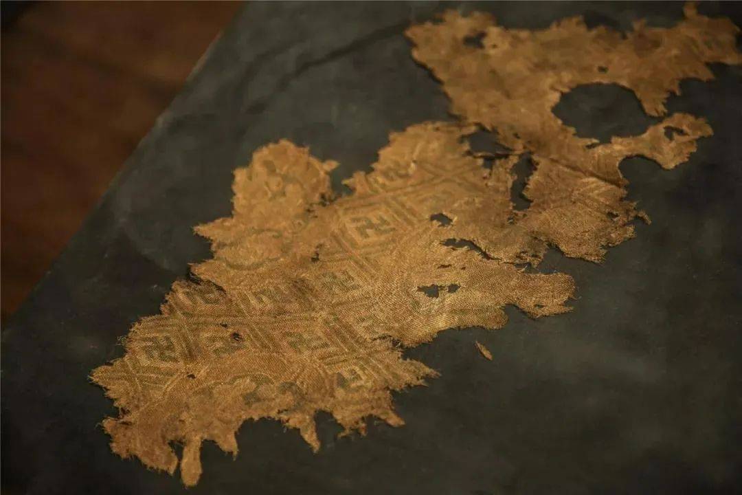 600克真金，145只孔雀羽毛，3年复原龙袍，到底有多壕？