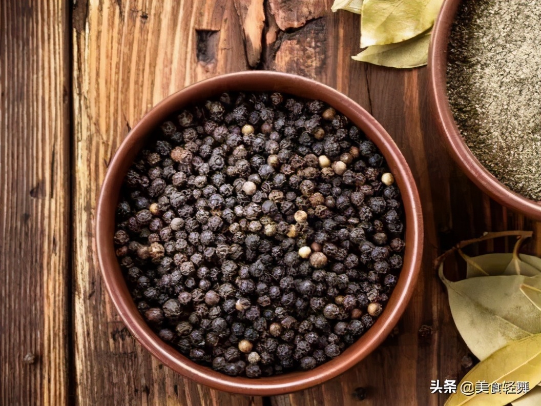 黑白胡椒分别怎么用,黑胡椒适合做什么汤
